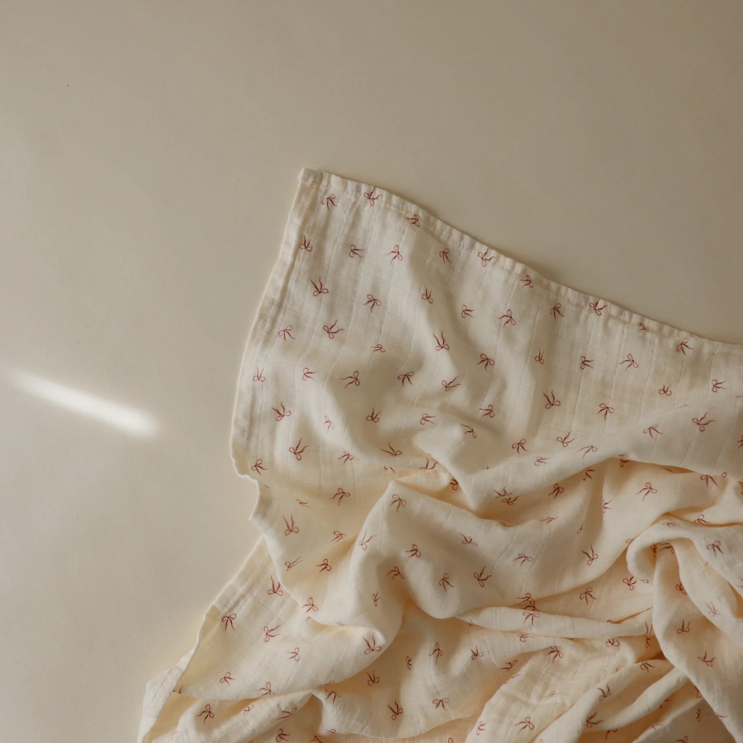 Doudou en mousseline - coton biologique - Boucle rose